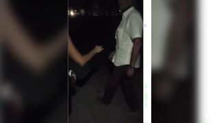 Cornuto al guinzaglio nel parco