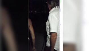 Cornuto al guinzaglio nel parco