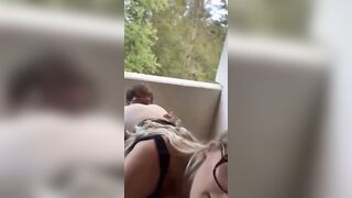 Lecca la fica alla fidanzata in un parcheggio