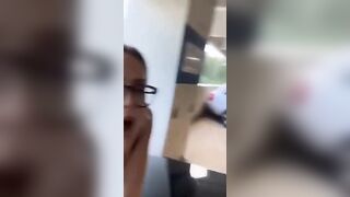 Lecca la fica alla fidanzata in un parcheggio