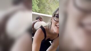 Lecca la fica alla fidanzata in un parcheggio