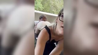 Lecca la fica alla fidanzata in un parcheggio