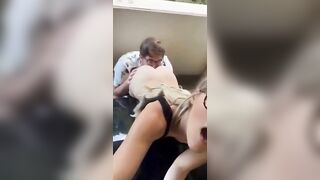 Lecca la fica alla fidanzata in un parcheggio