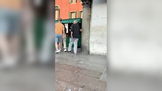 Esibizionismo a Venezia ragazza mora con bel culo