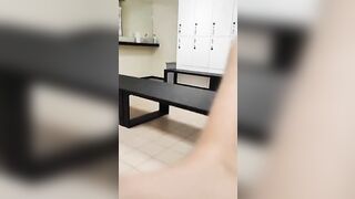 Nello spogliatorio della palestra SPY