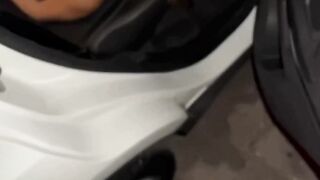 Milf italiana bionda fa una pompa con ingoio in macchina