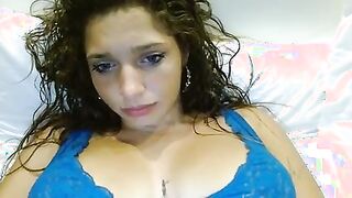 Gnocca con l'apparecchio ai denti e quinta naturale di tette