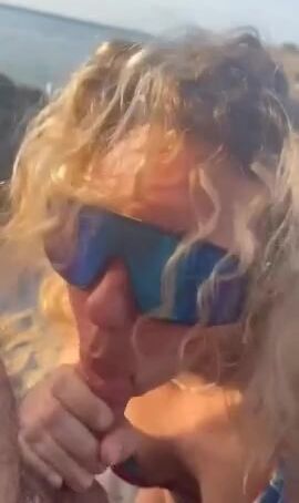 Al mare con collega di mio marito lo sorprendo con un pompino