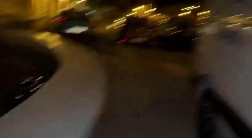 Moglie italiana fa un pompino a sconoscito in piazza a Cap d'Agde