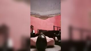 Schiavo lecca i piedi alla sua mistress