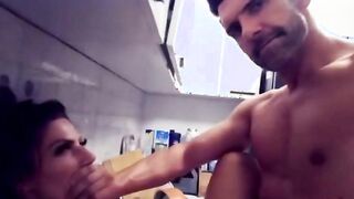 Lily Veroni si fa scopare in cucina e sborrare nella fica