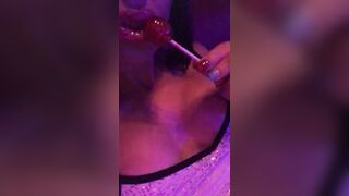 Sheila Stone con il lecca lecca