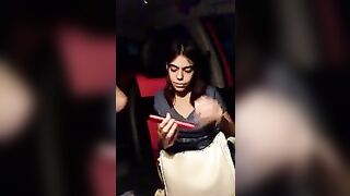 Prende in bocca il cazzo misculo del fidanzato in macchina