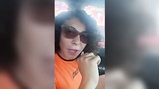 In auto con l'amica le racconta che ha iniziato a girare i film porno