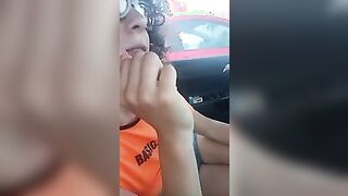 In auto con l'amica le racconta che ha iniziato a girare i film porno