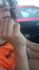In auto con l'amica le racconta che ha iniziato a girare i film porno