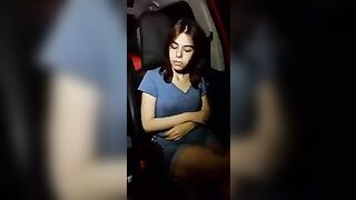 Live in macchina con la fidanzata Flash tette e pisciata in pubblico