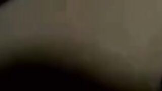 Moglie con piercing al clitoride si masturba in auto in autostrada