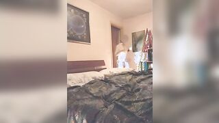 Puttanella italiana si masturba sul letto e viene