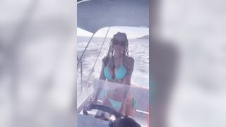 Alisha Griffanti in motoscafo in bikini