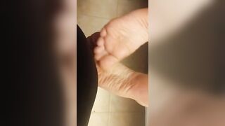 Gioco sul suo cazzo coi miei piedini e poi mi faccio scopare