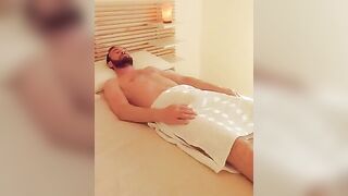 Giovane fidanzata urla scopata da grosso cazzone e ingoia