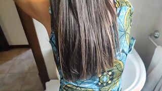 Le alzo la gonna e le metto due dita nel culo