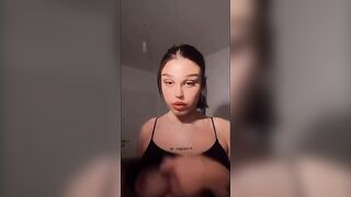 Asia si lecca i capezzoli