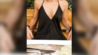 Al ristorante con la fica accaldata