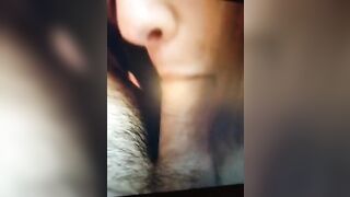 Mi fa un pompino con la panna montata mentre guardiamo un nostro porno