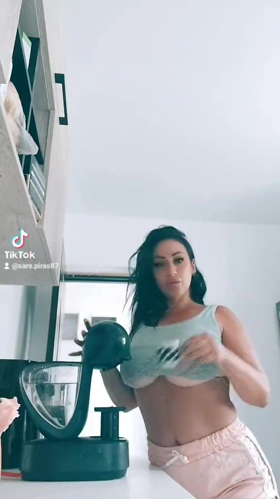 Sara Piras barista tettona sarda