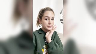 Giulia mostra le sue belle tette