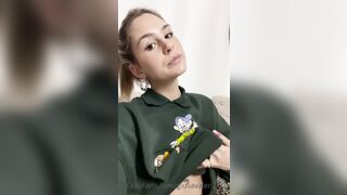 Giulia mostra le sue belle tette