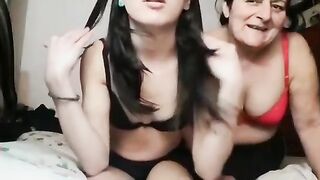 Francesca si fa leccare la fica da sua mamma