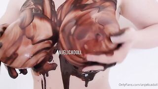 Ragazza italiana si spalma di cioccolata le tettone OF