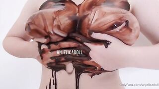 Ragazza italiana si spalma di cioccolata le tettone OF