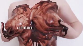 Ragazza italiana si spalma di cioccolata le tettone OF