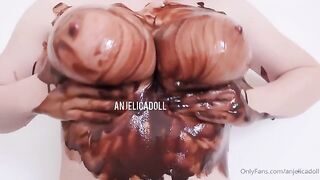 Ragazza italiana si spalma di cioccolata le tettone OF