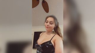 Morettina mostra le tette e ci gioca