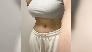 Diciottenne esce le sue belle tette naturali