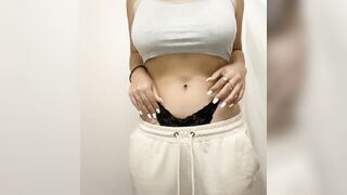 Diciottenne esce le sue belle tette naturali