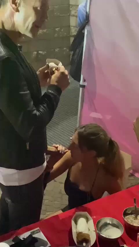 Rocco si fa fare un pompino da una fan al Bergamosex