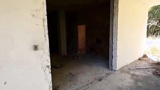 Io e la mia fidanzata scopiamo in un casolare abbandonato