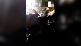 Faccio leccare la fica di mia moglie all'aperto a uno sfigato