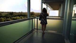 Italiana Ofans nuda sul balcone