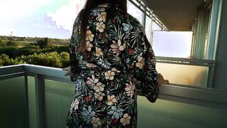 Italiana Ofans nuda sul balcone