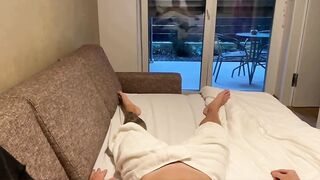 Fidanzata lo vuole nel culo sul divano dopo la doccia Part.1