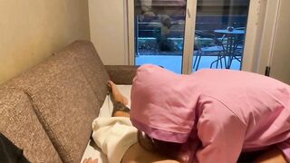 Fidanzata lo vuole nel culo sul divano dopo la doccia Part.1