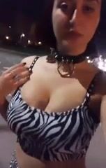 Linda Stabilini passeggiata con amica serale tutta scosciata
