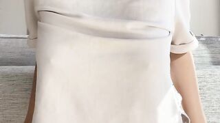 Teen mostra le tettone e ci gioca facendole sballonzolare